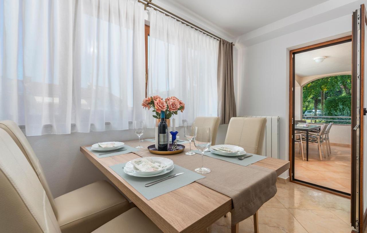 Apartments Villa Ana โปเรช ภายนอก รูปภาพ
