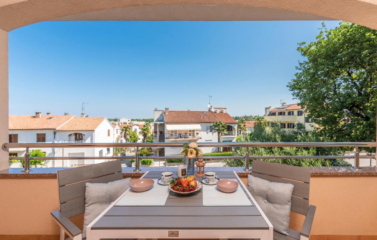 Apartments Villa Ana โปเรช ภายนอก รูปภาพ