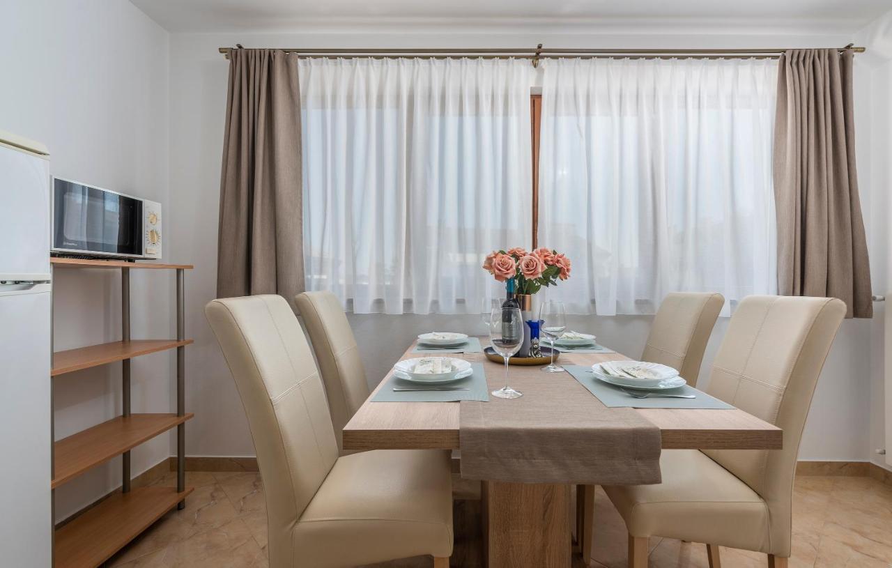 Apartments Villa Ana โปเรช ภายนอก รูปภาพ