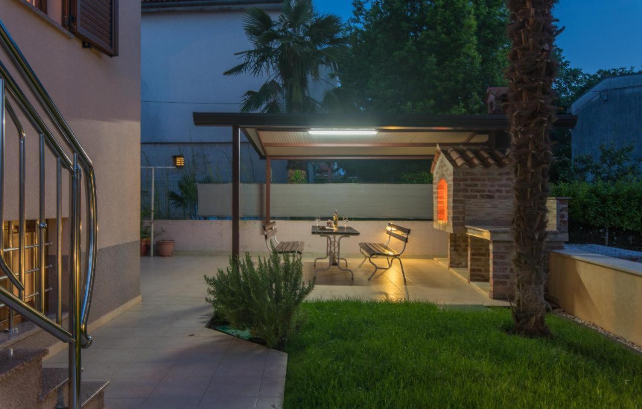 Apartments Villa Ana โปเรช ภายนอก รูปภาพ
