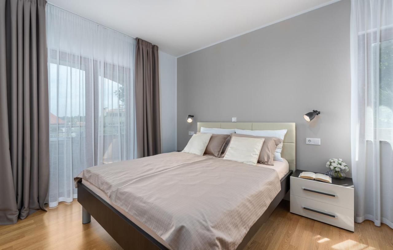Apartments Villa Ana โปเรช ภายนอก รูปภาพ