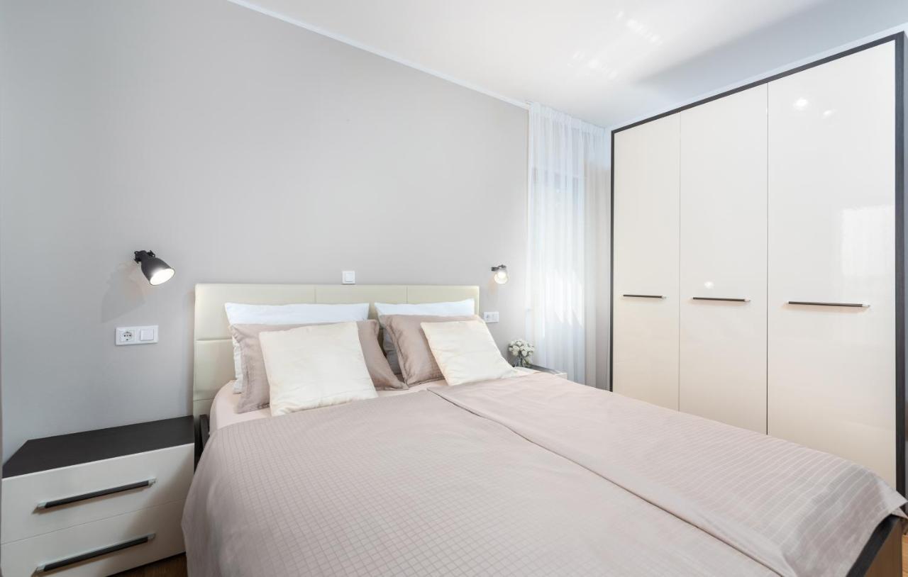 Apartments Villa Ana โปเรช ภายนอก รูปภาพ