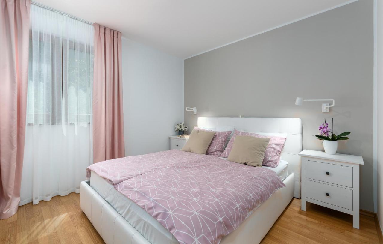 Apartments Villa Ana โปเรช ภายนอก รูปภาพ