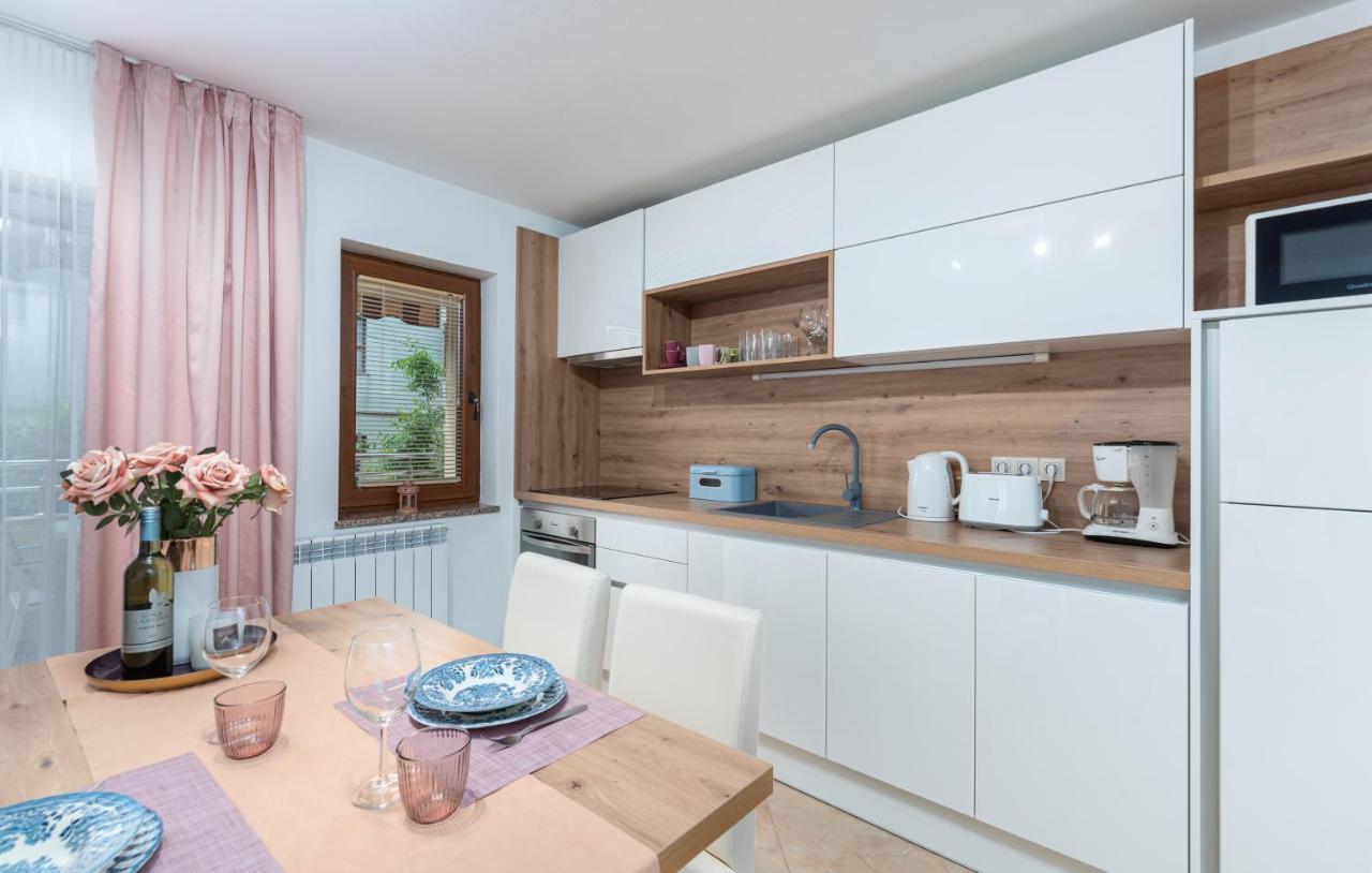 Apartments Villa Ana โปเรช ภายนอก รูปภาพ