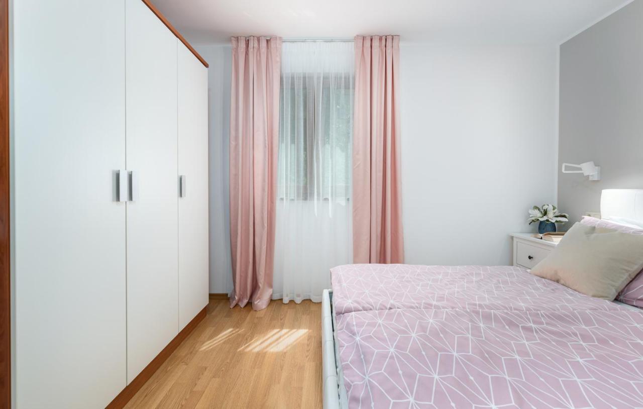 Apartments Villa Ana โปเรช ภายนอก รูปภาพ