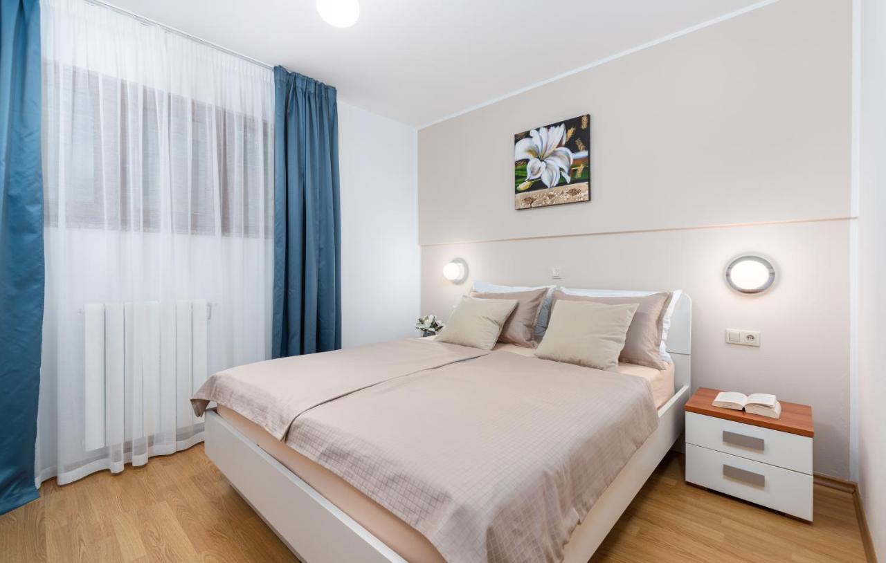Apartments Villa Ana โปเรช ภายนอก รูปภาพ