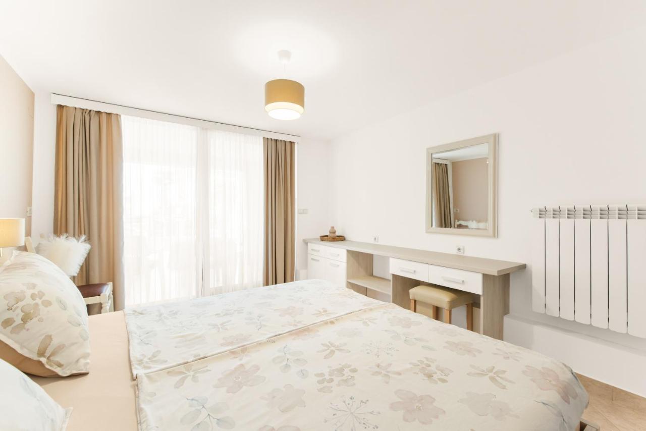 Apartments Villa Ana โปเรช ภายนอก รูปภาพ