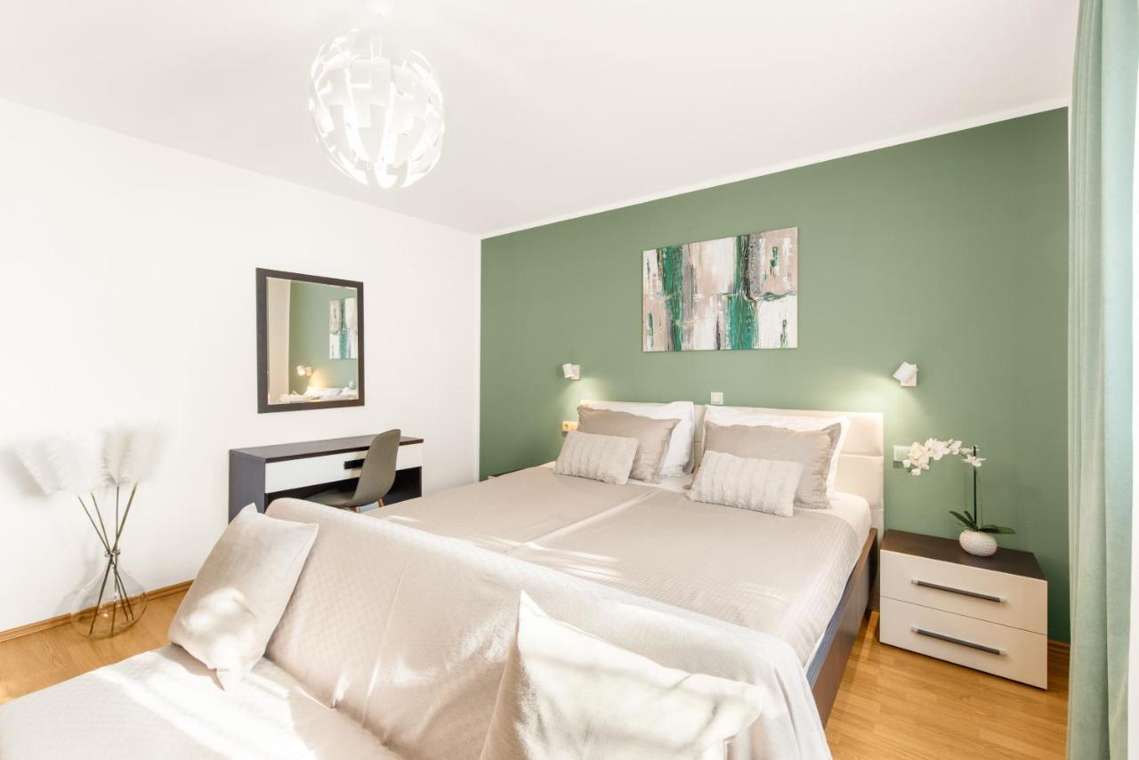 Apartments Villa Ana โปเรช ภายนอก รูปภาพ