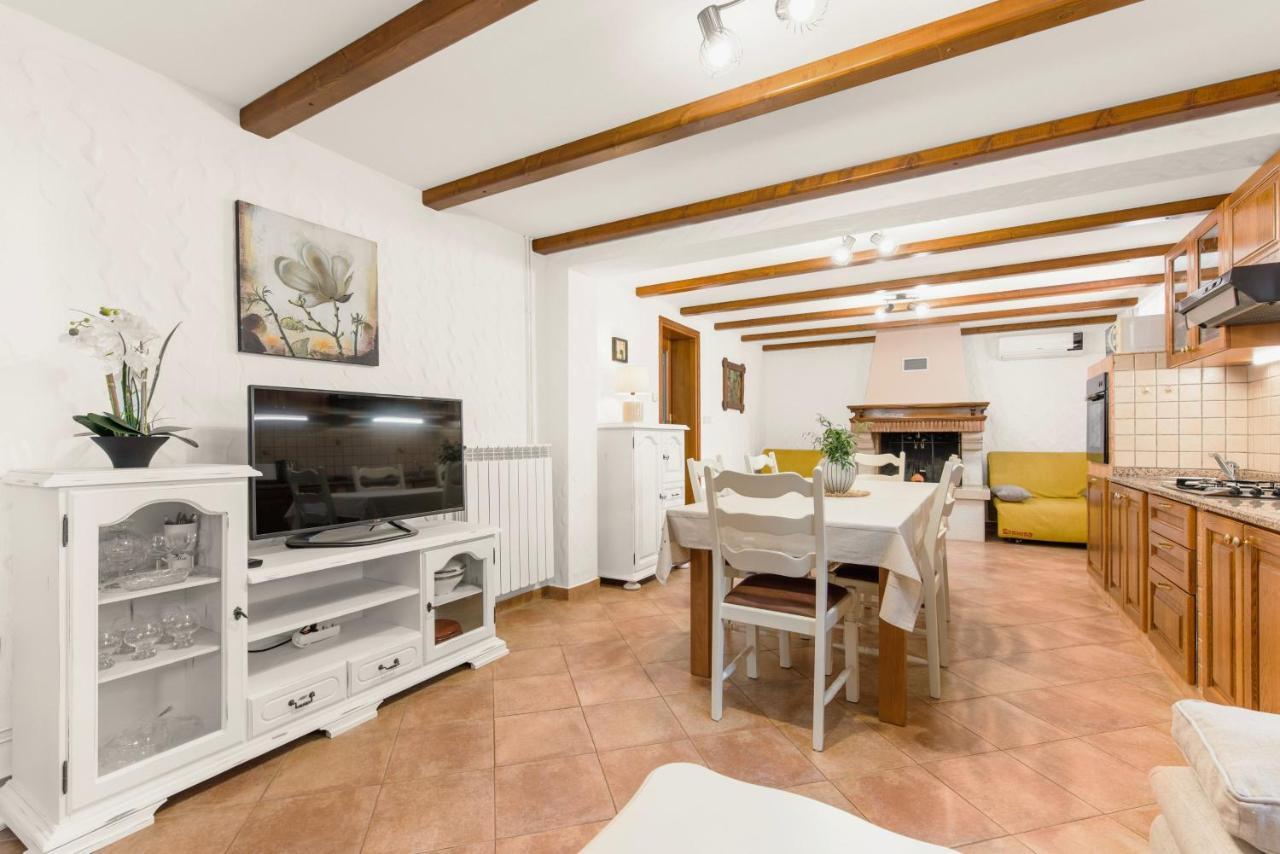 Apartments Villa Ana โปเรช ภายนอก รูปภาพ