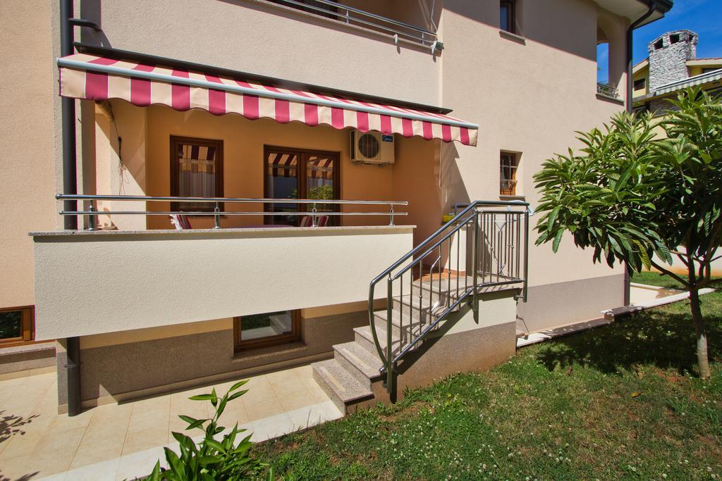 Apartments Villa Ana โปเรช ภายนอก รูปภาพ