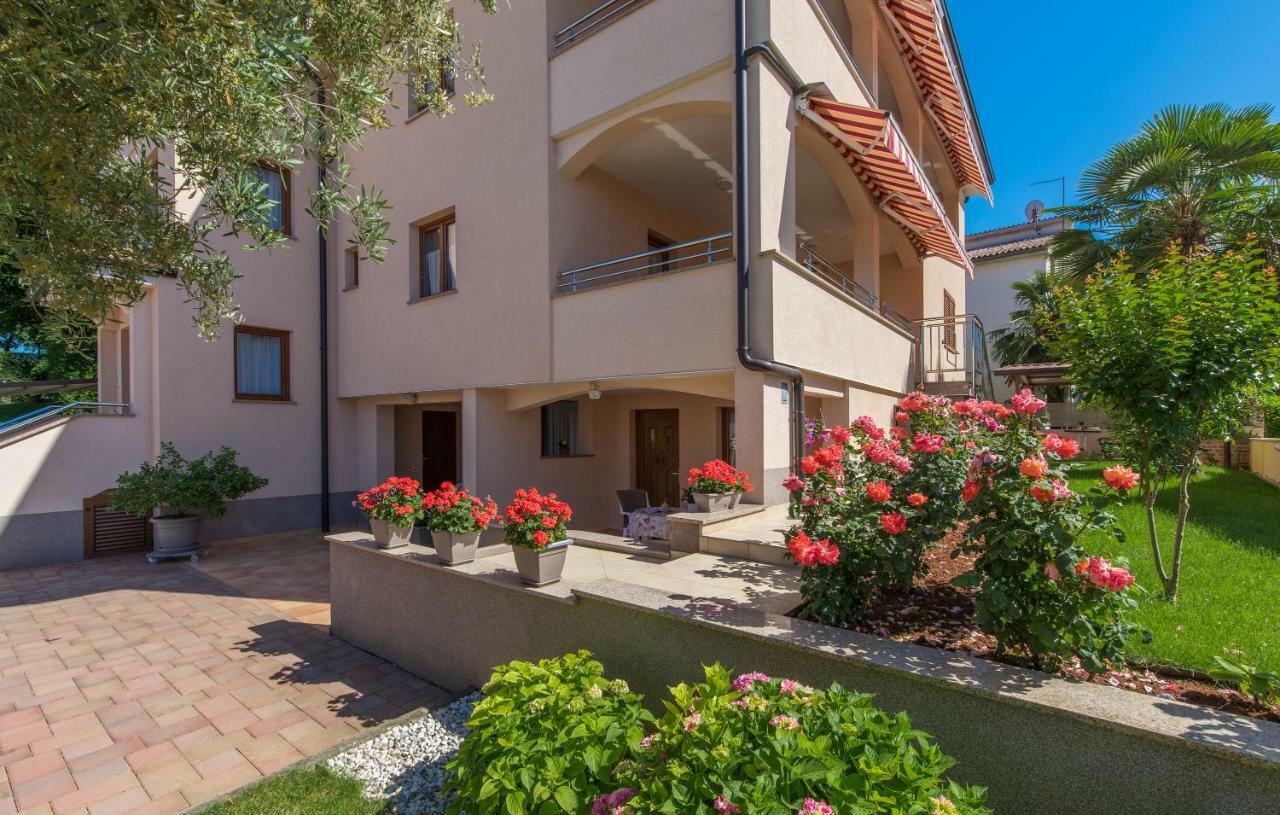 Apartments Villa Ana โปเรช ภายนอก รูปภาพ